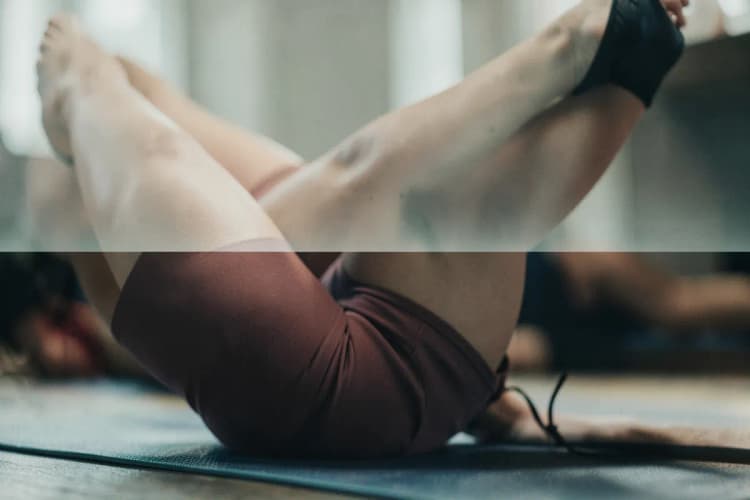 Mulher em pé, com roupas de ginástica, fazendo um exercício de elevação de pernas em um tapete de yoga