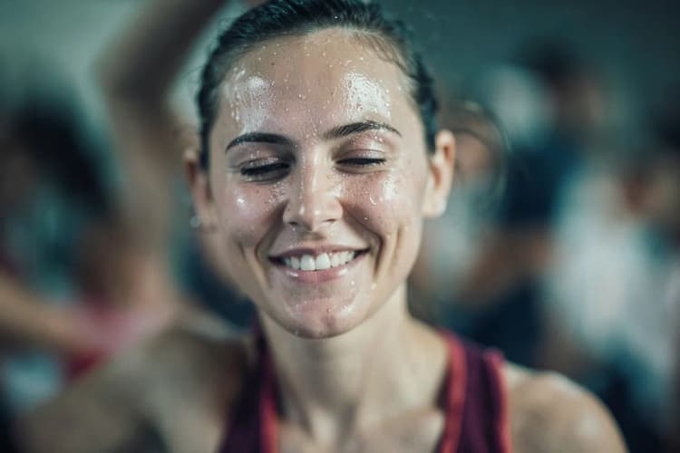 Mulher suando após aula de dança intensa