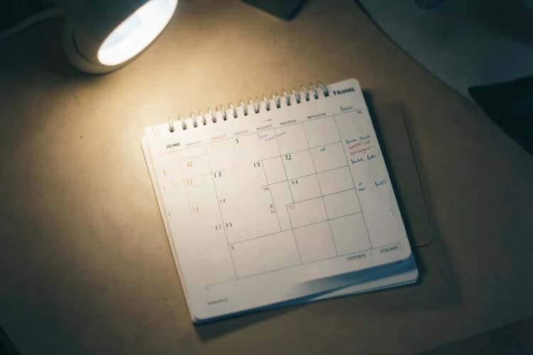 Calendário com dias marcados e anotações de treino de boxe em casa.