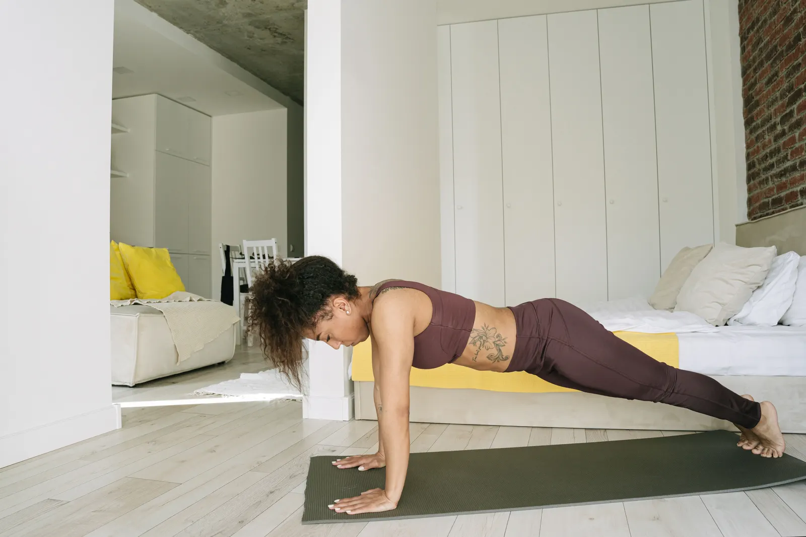 Como iniciar um treino de calistenia em casa: passos e dicas